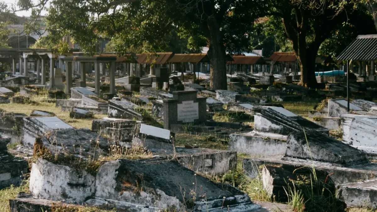 makam-makam di Tuban yang jarang disebut dalam daftar destinasi populer, namun menyimpan nilai sejarah, spiritual, dan budaya yang patut dikenalkan lebih luas. (Photo by Kevin Yudhistira Alloni on Unsplash)