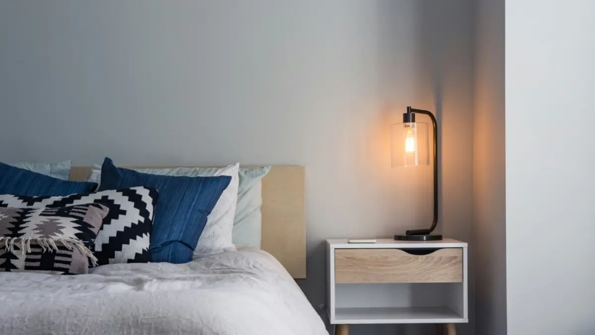 fenomena meningkatnya kecenderungan orang untuk menjadi "homebody" karena kamar dan rumah semakin nyaman (Photo by Christopher Jolly on Unsplash)