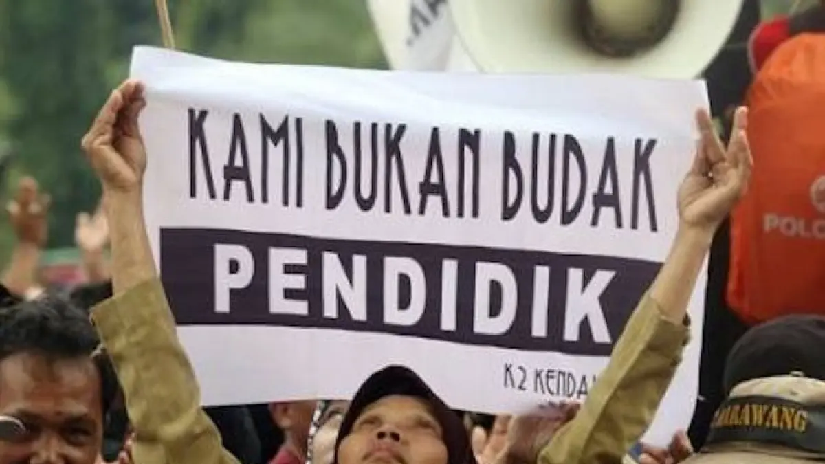 Guru Honorer saat melakukan aksi menuntut perhatian pemerintah soal status dan kesejahteraannya. (jawapos)