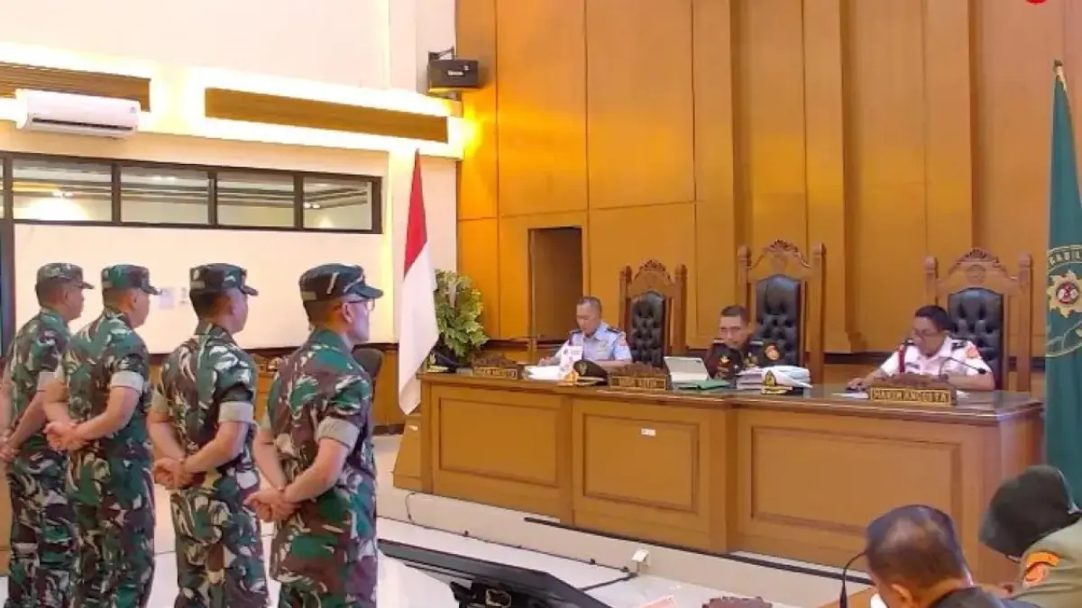 Majelis Hakim Pengadilan Militer II-08 Jakarta membacakan putusan dalam perkara penyiraman air keras terhadap Wakil Koordinator KontraS Andrie Yunus. (Tangkapan Layar Siaran Langsung YouTube Pengadilan Militer II-08 Jakarta)/jawapos 