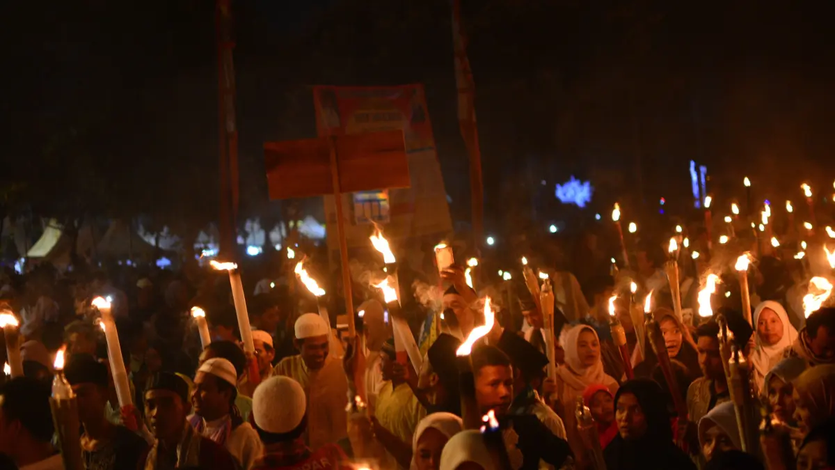 Pawai obor, salah satu kegiatan perayaan datangya bulan Muharram untuk menyambut tahun baru Islam (baznas.go.id)