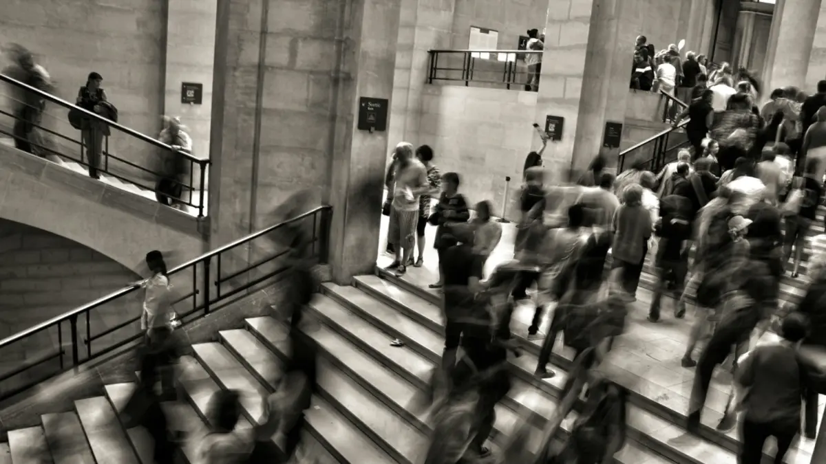peluang dan tantangan mobilitas sosial bagi kelas menengah di tengah kondisi ekonomi yang penuh ketidakpastian, serta strategi yang bisa ditempuh agar tetap berkembang.
(Photo by José Martín Ramírez Carrasco on Unsplash)