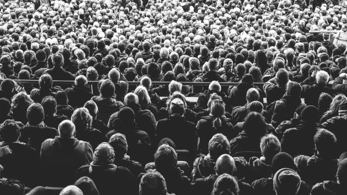 posisi kelas menengah yang serba tanggung: tidak miskin sehingga tidak mendapat bantuan, tetapi juga tidak benar-benar aman dari tekanan ekonomi. (Photo by davide ragusa on Unsplash)