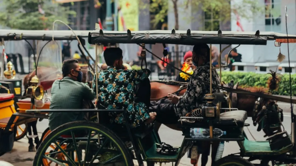tradisi weton dalam budaya Jawa, bagaimana sebagian masyarakat masih mempertimbangkannya dalam memilih pasangan (Photo by Farhan Abas on Unsplash)