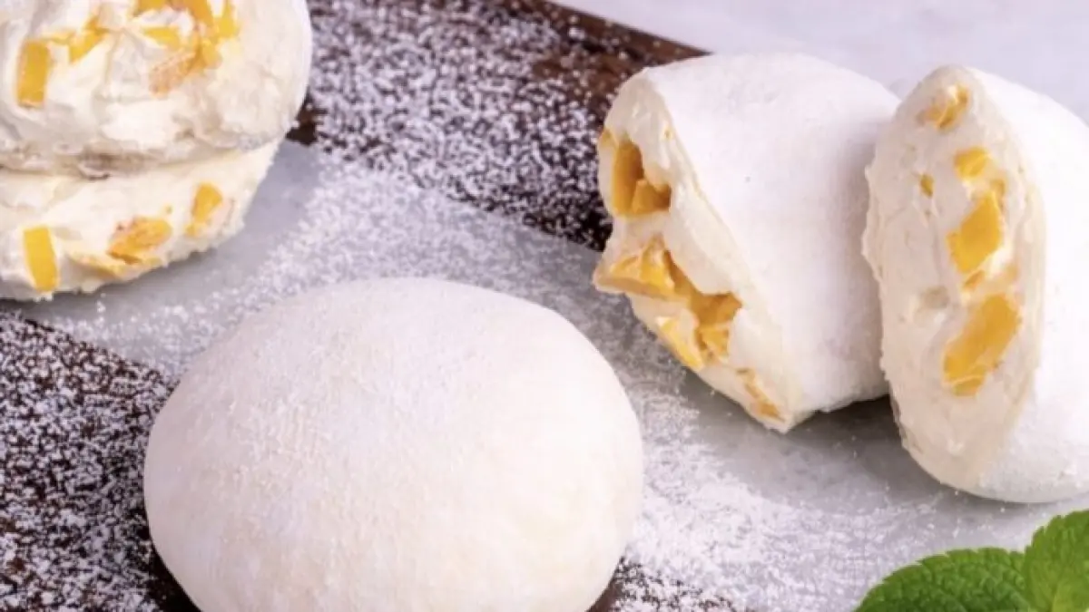 Cukup pakai rice paper + isian favorit seperti cokelat, buah, atau es krim, kamu sudah bisa bikin dessert ala kafe dalam hitungan menit. (shicocooks.com)