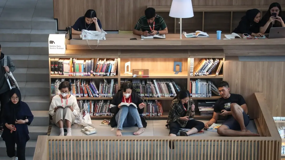 Di era video 15 detik dan scroll tanpa henti, membaca buku sering dianggap membosankan. Padahal, banyak orang justru menemukan motivasi, ide baru, dan semangat hidup dari halaman-halaman buku yang sederhana. (kompas.id)