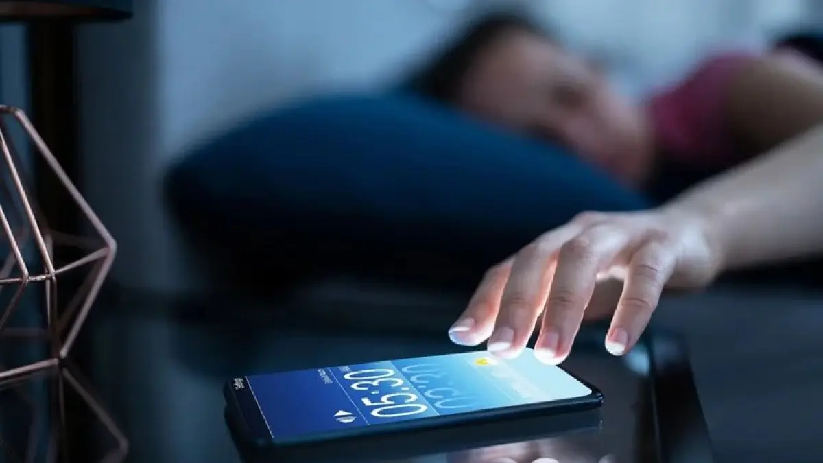 Ternyata kebiasaan menekan snooze yang dianggap sepele ini bisa membuat otak semakin sulit bangun dan tubuh terasa lebih lelah sepanjang hari. (ilustrasi)