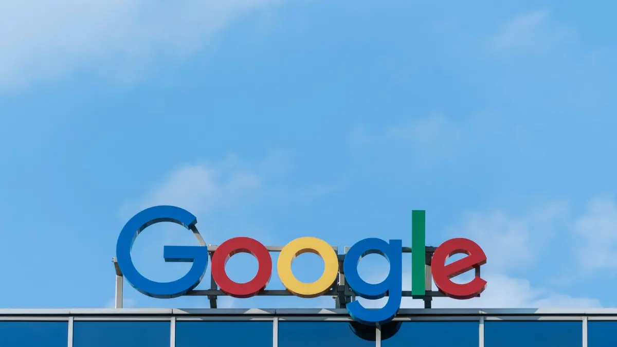 Google menggugat jaringan penipuan yang diduga mengoperasikan 9.000 situs palsu dan lebih dari 1 juta domain untuk mencuri data korban. Kerugian yang ditimbulkan bahkan disebut mencapai lebih dari Rp31 triliun. (Pawel Czerwinski/Unsplash)