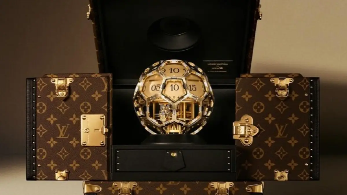 Louis Vuitton menghadirkan jam mekanis berbentuk bola sepak yang dihiasi ratusan berlian untuk menyambut Piala Dunia 2026. Karya super langka ini akan dilelang melalui Sotheby