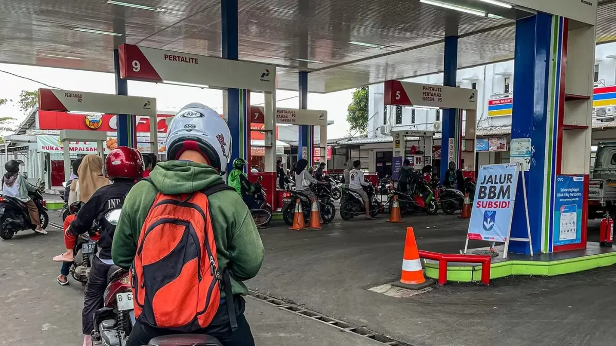 Tak perlu panik! Pertamina memastikan stok Pertalite masih aman dan distribusi ke seluruh SPBU berjalan normal. (lustrasi pengisian BBM. Sumber foto: radartuban)