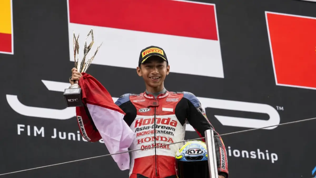 Pebalap muda asal Sleman, Kiandra Ramadhipa, sukses menjuarai Moto3 Junior World Championship 2026 di Estoril, Portugal. Start dari posisi ketujuh, ia tampil luar biasa hingga finis di posisi pertama dan mengibarkan Merah Putih di podium tertinggi. (jogja.disway.com)