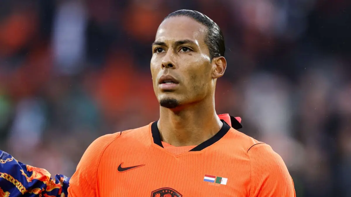 Kapten Belanda Virgil van Dijk akhirnya buka suara soal aturan baru Piala Dunia 2026. Ia menilai jeda minum wajib dan banyaknya iklan saat pertandingan justru merusak ritme permainan. Tak sedikit penggemar yang setuju dengan kritik tersebut. (Sumber foto : ANP)