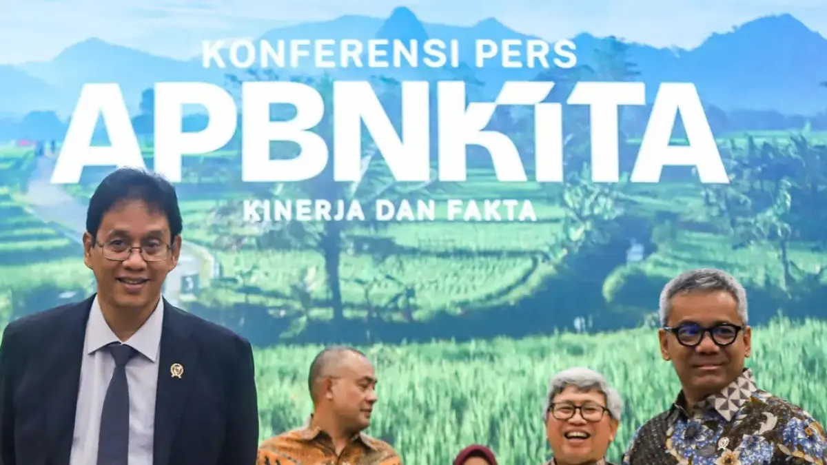 Menteri Keuangan Purbaya Yudhi Sadewa (kiri) didampingi Wakil Menteri Keuangan Suahasil Nazara (kanan) bersiap memberikan paparan konferensi pers APBN KiTa di Jakarta, Jumat (5/6/2026). (Salman Toyibi/Jawa Pos)