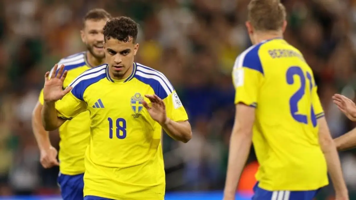 Yasin Ayari melakukan gesture tanpa selebrasi saat mencetak gol ke gawang Tunisia (Sumber foto : Al Jazeera)