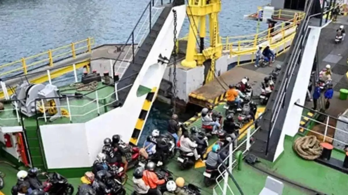 Libur sekolah tahun ini makin hemat! ASDP resmi menggratiskan jasa pelabuhan dan memberikan diskon tiket ferry hingga 21,9 persen di sejumlah lintasan strategis Indonesia. Cocok buat yang mau liburan keluarga, mudik, atau menjelajahi destinasi wisata favorit tanpa bikin kantong jebol. (Ramada KusumaRadar Banyuwangi)