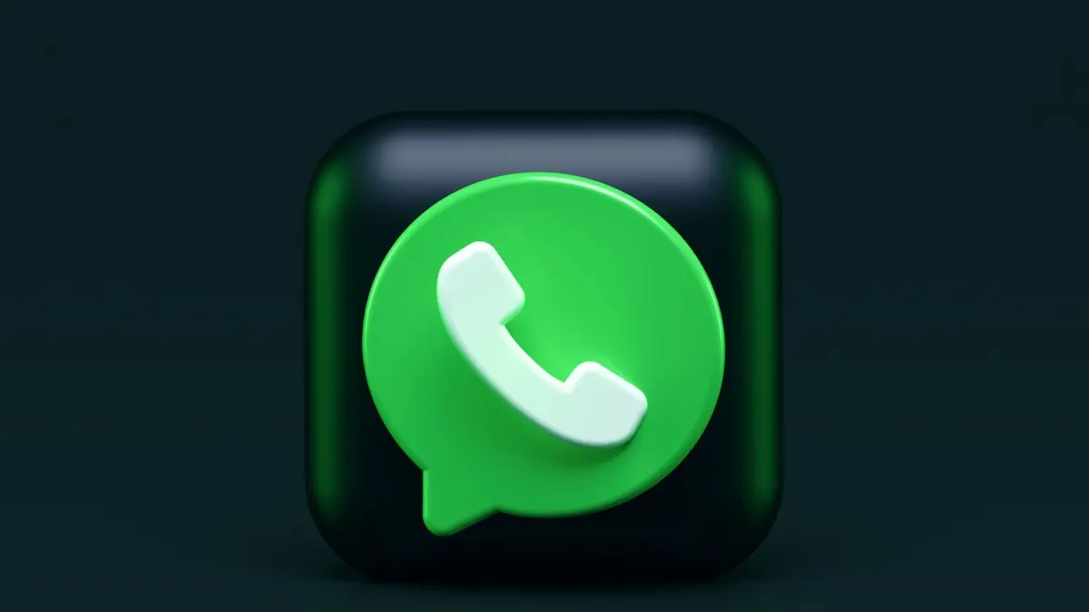Kabar baik buat kamu yang sering pakai WhatsApp lewat browser! WhatsApp Web segera bisa digunakan untuk panggilan grup hingga 32 orang, lengkap dengan fitur screen sharing, link undangan, dan waiting room. (Alexander Shatov/Unplash)
