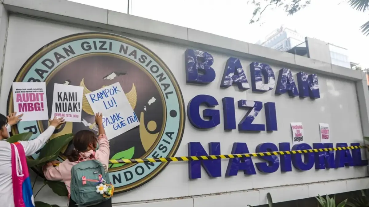 Massa yang tergabung dalam Aliansi MBG Watch menggelar aksi unjuk rasa di depan kantor Badan Gizi Nasional, Jalan Kebon Sirih, Jakarta Pusat, Rabu (10/6/2026). (Salman Toyibi/Jawa Pos)
