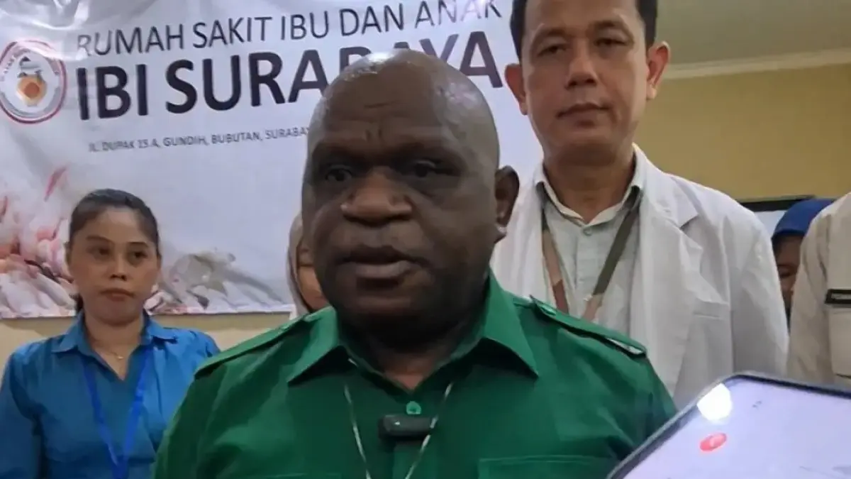 Menteri HAM RI, Natalius Pigai mengkritik 1 dapur SPPG di Surabaya melayani 13 sekolah itu berlebihan dan tak wajar, Rabu (13/5). (Novia Herawati/ JawaPos.com)