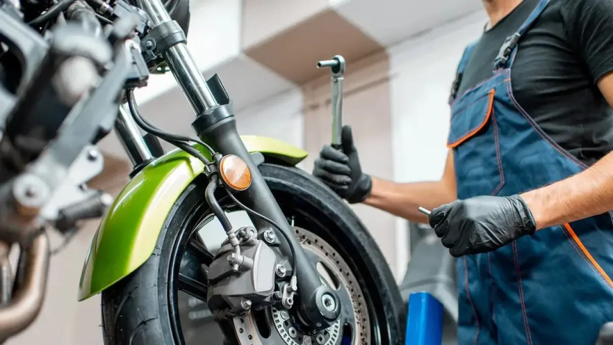 Motor dipakai setiap hari untuk bekerja, mengantar anak sekolah, hingga belanja kebutuhan rumah tangga. Namun, banyak pemilik motor justru lupa melakukan perawatan sederhana yang bisa membuat kendaraan lebih awet dan hemat biaya servis. (ilusrasi)