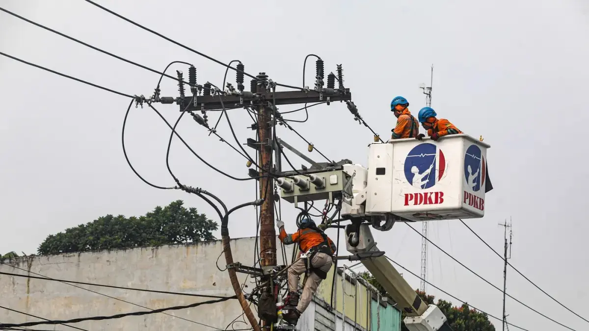 Petugas PLN melalukan perawatan jaringan listrik di Sawangan, Depok, Jawa Barat, Sabtu (13/6/2026). (Salman Toyibi/Jawa Pos)