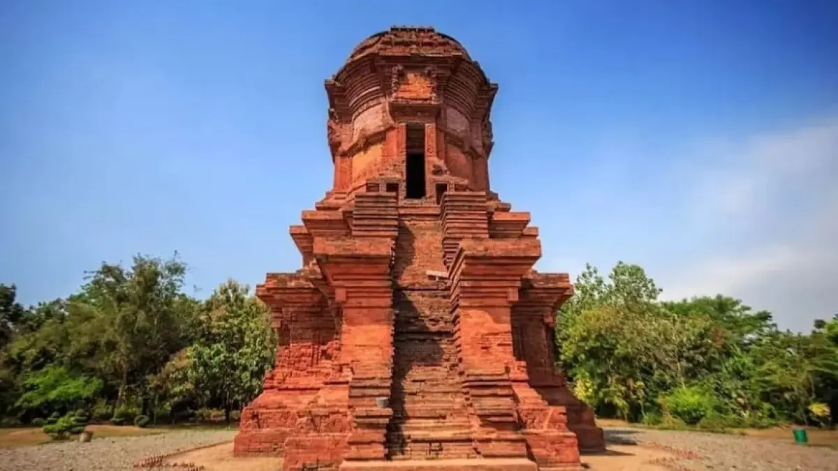 Di dinding Candi Jabung terukir sosok wanita menunggang ikan raksasa. Bukan sekadar hiasan, relief ini menyimpan kisah cinta, fitnah, dan perjalanan menuju alam keabadian yang masih memikat hingga kini. (Sumber: Suara Jatim Post)