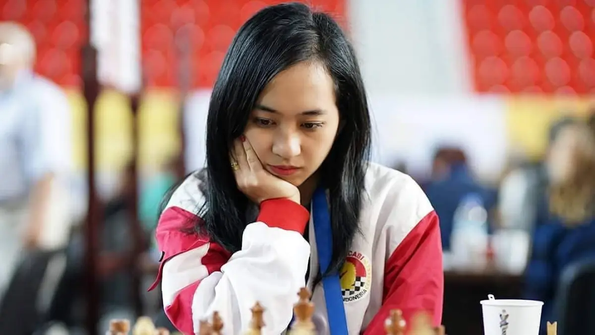 Tak banyak pemain catur di dunia yang bisa membuat Magnus Carlsen menyerah. Namun pecatur putri Indonesia, Chelsie Monica, berhasil melakukannya. Prestasi ini langsung menjadi kebanggaan pecinta catur Tanah Air. 