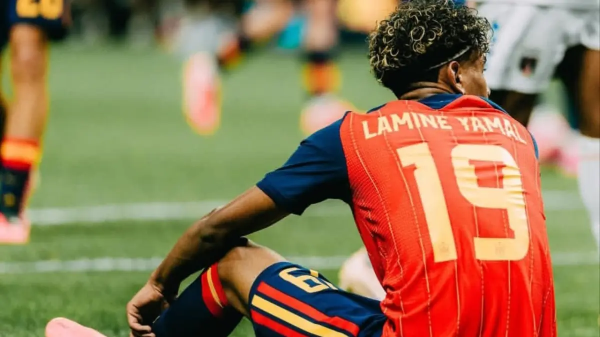 Banyak yang mengira cedera kambuh saat Lamine Yamal ditarik di babak pertama. Ternyata ada alasan khusus yang sudah direncanakan sejak awal. Simak pengakuan sang bintang muda setelah membawa Spanyol menang telak 4-0! (foto: Instagram/lamineyamal)