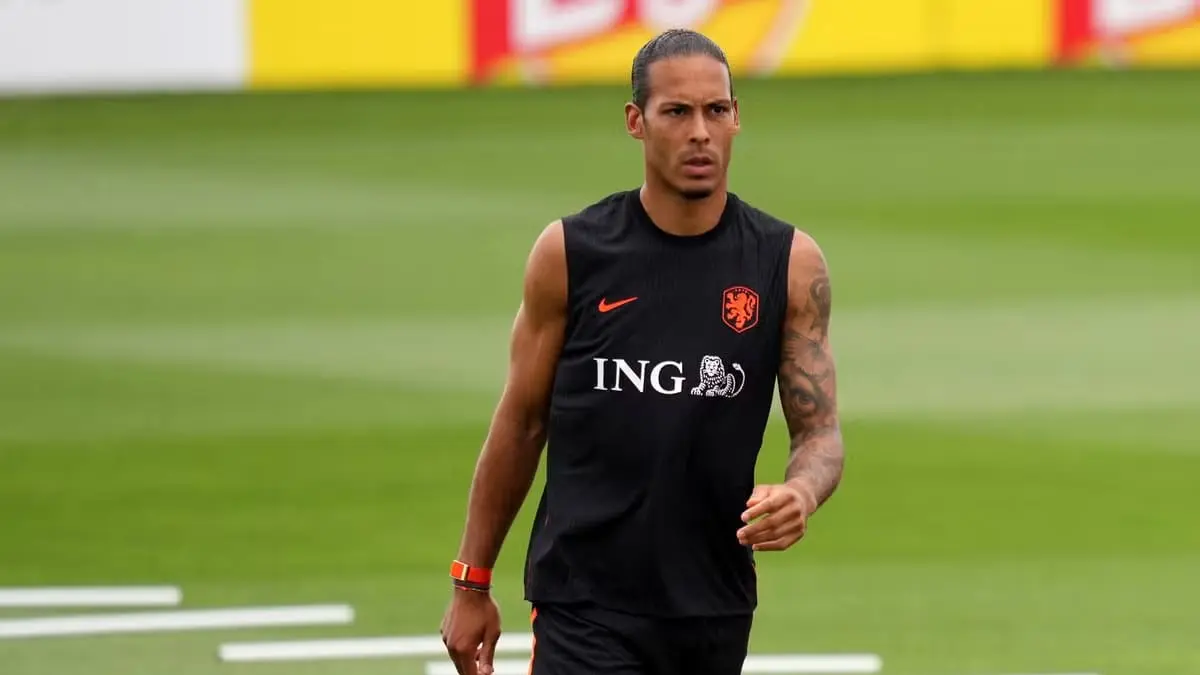 Belanda menang telak, tetapi kabar dari Virgil van Dijk justru membuat pendukung Oranje cemas. Sang kapten mengaku sempat tak bisa merasakan bagian atas kakinya setelah benturan keras di lapangan. (Sumber foto : REUTERS)