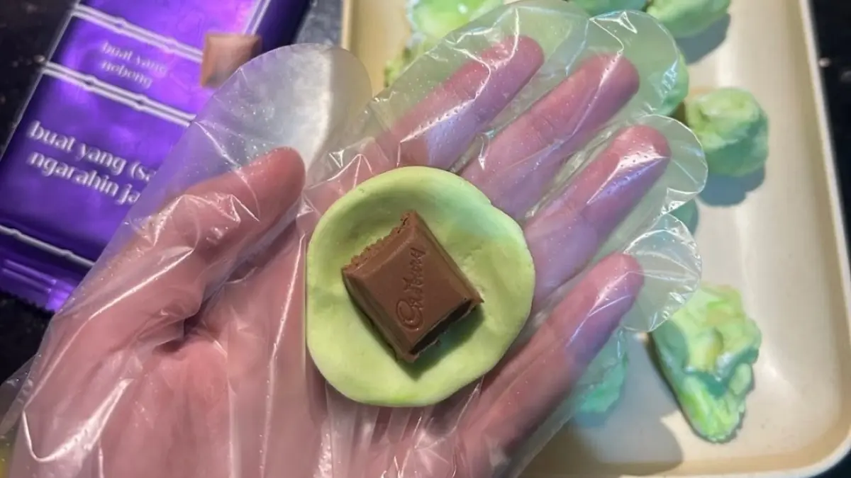 Dari luar terlihat seperti klepon biasa, tapi saat digigit malah keluar cokelat Cadbury yang lumer! Perpaduan nostalgia dan tren kekinian ini sukses bikin netizen penasaran. Berani coba klepon dengan plot twist paling manis tahun ini?(instagram.com/bake.co.id)
