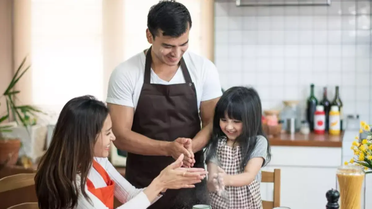 Liburan sekolah tidak harus dihabiskan di depan layar gadget. Dengan aktivitas sederhana ini, anak bisa bermain, belajar, sekaligus mengembangkan kreativitas dan kecerdasannya tanpa merasa sedang belajar. (klikdokter.com)