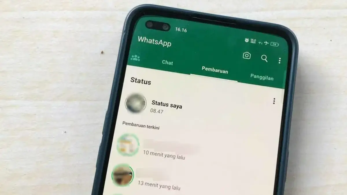 Masih berteman baik di kantor, tapi Story WhatsApp disembunyikan? Fenomena ini ternyata semakin umum di kalangan pekerja muda yang ingin menjaga batas antara kehidupan pribadi dan profesional. (ilustrasi/tirto.id)