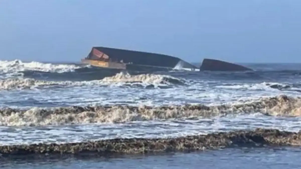 Sebuah tongkang raksasa bermuatan 80 ribu ton batu bara dilaporkan karam di Pangandaran. Air laut mulai menghitam dan kekhawatiran terhadap kerusakan ekosistem pesisir pun meningkat. (instagram.com/kabarmahasiswa.id)