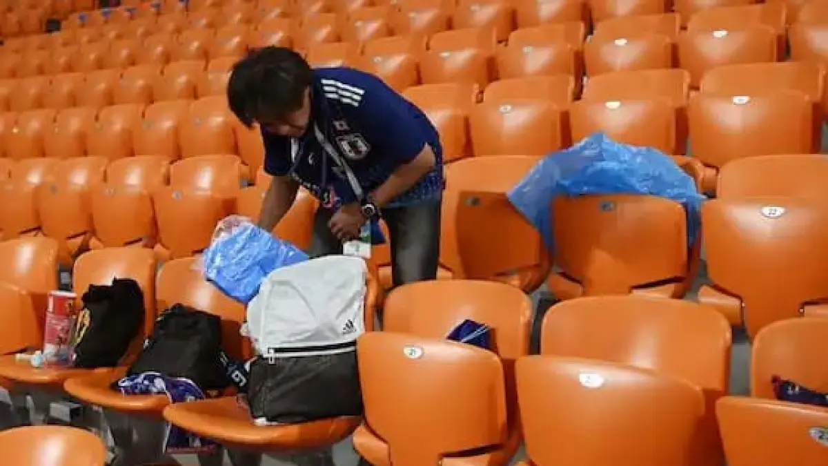 Seorang pria pendukung Timnas Jepang terlihat melakukan aksi bersih-bersih stadion usai laga Piala Dunia 2026 (Sumber foto : The Independent)
