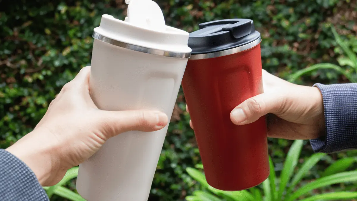 Dulu cuma tempat minum, sekarang tumbler jadi simbol gaya hidup baru anak muda. Hemat uang, lebih sehat, sekaligus bantu kurangi sampah plastik. Pantas saja makin banyak Gen Z yang tak mau keluar rumah tanpa membawanya! (ilustrasi)