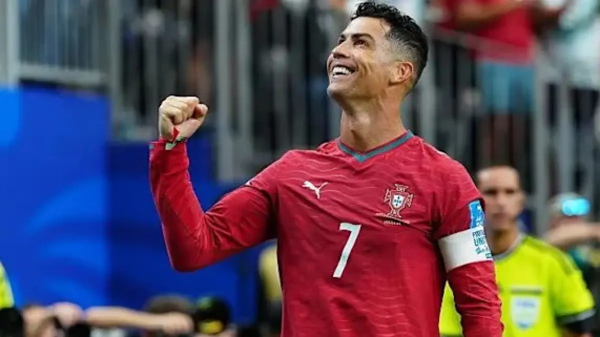 Sempat diragukan dan dianggap sudah habis, Cristiano Ronaldo menjawab semuanya dengan cara paling sempurna. Dua gol, satu rekor dunia baru, dan teriakan “I