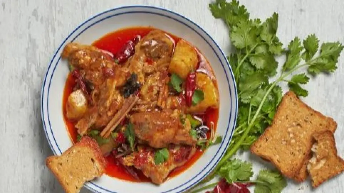 Siapa sangka sambal favorit Anda mungkin menyimpan manfaat kesehatan yang luar biasa? Penelitian berskala besar menemukan bahwa kebiasaan makan pedas berkaitan dengan umur yang lebih panjang. Apa rahasianya? (Sumber: USS Feed)
