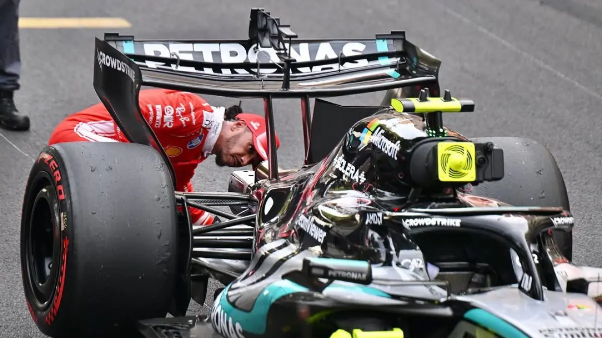 Kejuaraan F1 2026 bisa berubah hanya karena satu keputusan FIA. Jika diffuser Mercedes dibatasi, peluang Lewis Hamilton meraih gelar bersama Ferrari bisa melonjak drastis! (Sutton Images)