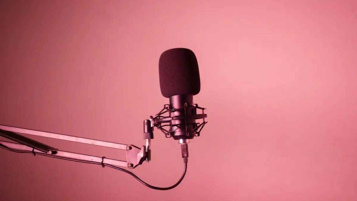 Pernah merasa kepala terus "berbicara" meski sedang diam? Ternyata fenomena ini dikenal sebagai inner monologue. Simak manfaatnya bagi kesehatan mental sekaligus tanda-tanda ketika dialog batin mulai perlu diwaspadai. (Photo by Ritupon Baishya on Unsplash)
