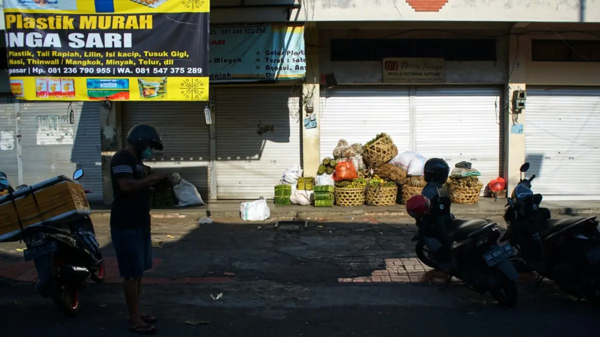 fenomena kenaikan harga yang semakin sering terjadi, bagaimana masyarakat perlahan terbiasa, dampaknya terhadap daya beli, serta pertanyaan apakah adaptasi saja cukup atau perlu solusi jangka panjang. (Photo by Wherda Arsianto on Unsplash)