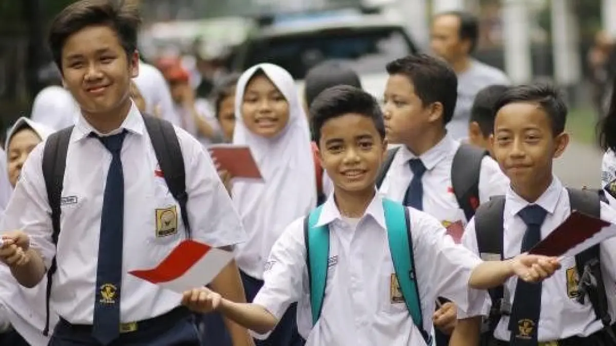 Gagal masuk SMP negeri bukan akhir segalanya. Pemkot Tangerang Selatan menyiapkan bantuan pendidikan Rp1,8 juta bagi siswa yang melanjutkan sekolah di SMP swasta. Berikut syarat lengkap dan cara mendapatkannya. (Sumber Foto: Pinterest)
