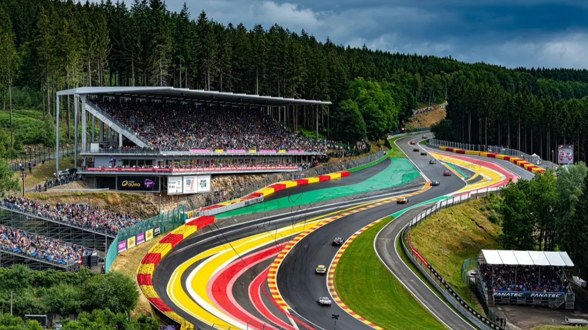 Lebih dari 70 mobil GT3 dari pabrikan ternama siap bertarung selama 24 jam tanpa henti di Spa-Francorchamps. Bukan hanya soal kecepatan, tetapi juga strategi, ketahanan, dan kemampuan bertahan hingga garis finis. (foto: JULES BEAUMONT)