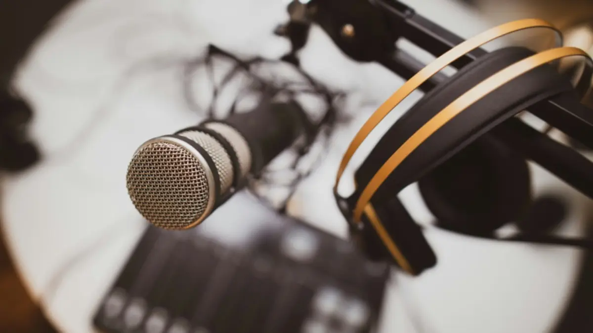 mengulas fenomena inner monologue atau “podcast di kepala sendiri”, bagaimana otak terus aktif meski sedang diam, manfaat refleksi diri, serta kapan kebiasaan ini wajar dan kapan perlu diwaspadai. (Photo by Jonathan Farber on Unsplash)