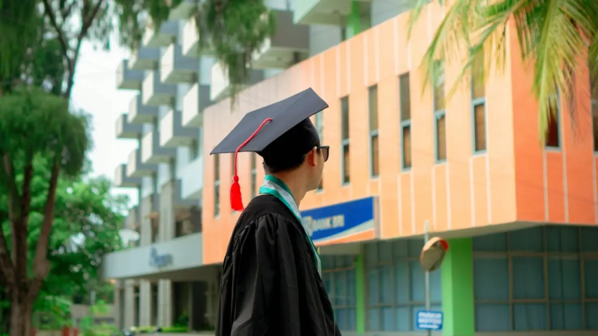 sisi emosional dari momen wisuda, yang bukan hanya tentang kelulusan dan pencapaian akademik, tetapi juga tentang perpisahan dengan sahabat, dosen, dan rutinitas kampus yang selama ini menjadi bagian penting kehidupan (Photo by Harati Project on Unsplash)