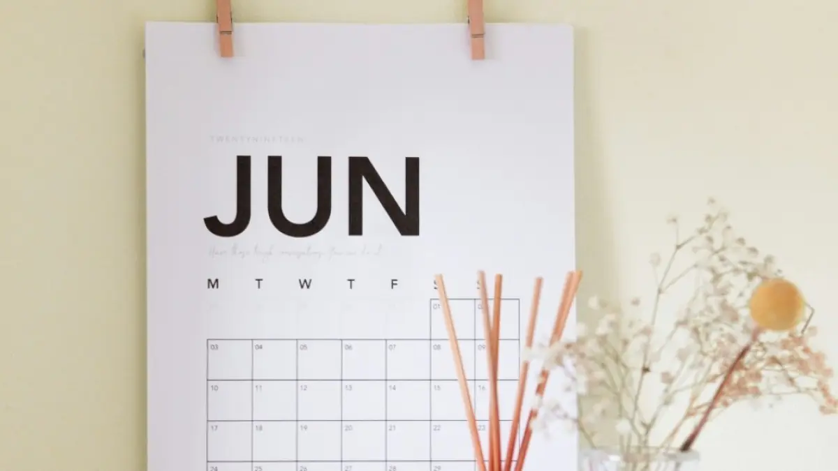 refleksi di pertengahan tahun, meninjau kembali resolusi yang dibuat di awal tahun, serta menemukan cara untuk menyesuaikan dan memulai kembali langkah kecil menuju mimpi.
(Photo by Maddi Bazzocco on Unsplash)