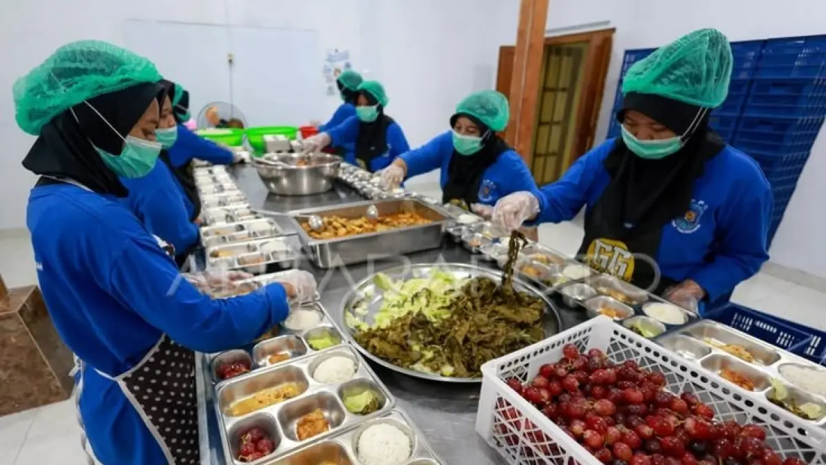 Dugaan adanya 100 dapur Makan Bergizi Gratis (MBG) fiktif di Cilacap memicu sorotan. DPR meminta aparat mengusut tuntas setelah ditemukan titik SPPG yang diduga berada di lokasi tak masuk akal, mulai dari hutan hingga area pemakaman. (Sumber Foto: Pinterest)
