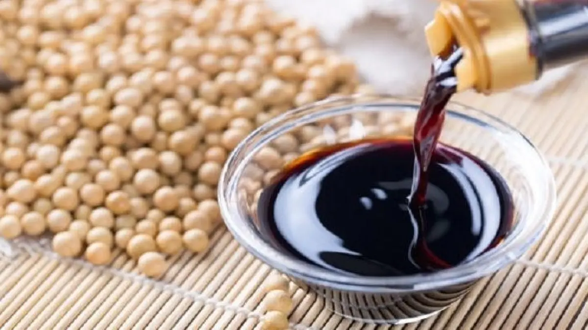 Banyak orang mengira kecap manis hanya mengandung gula. Faktanya, bumbu favorit masyarakat Indonesia ini juga mengandung natrium. Apakah masih aman dikonsumsi setiap hari? Simak penjelasan lengkapnya agar tidak salah kaprah. (sumber foto : Base Bisnis)