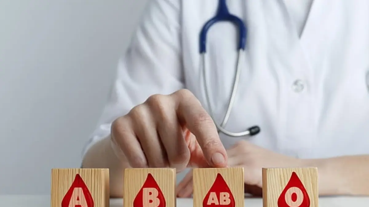 Punya golongan darah A? Jangan buru-buru khawatir. Sebuah penelitian memang menemukan adanya kaitan dengan risiko stroke di usia muda, tetapi para ahli menegaskan bahwa gaya hidup tetap menjadi faktor yang paling menentukan. (Sumber Foto : HaloDoc)