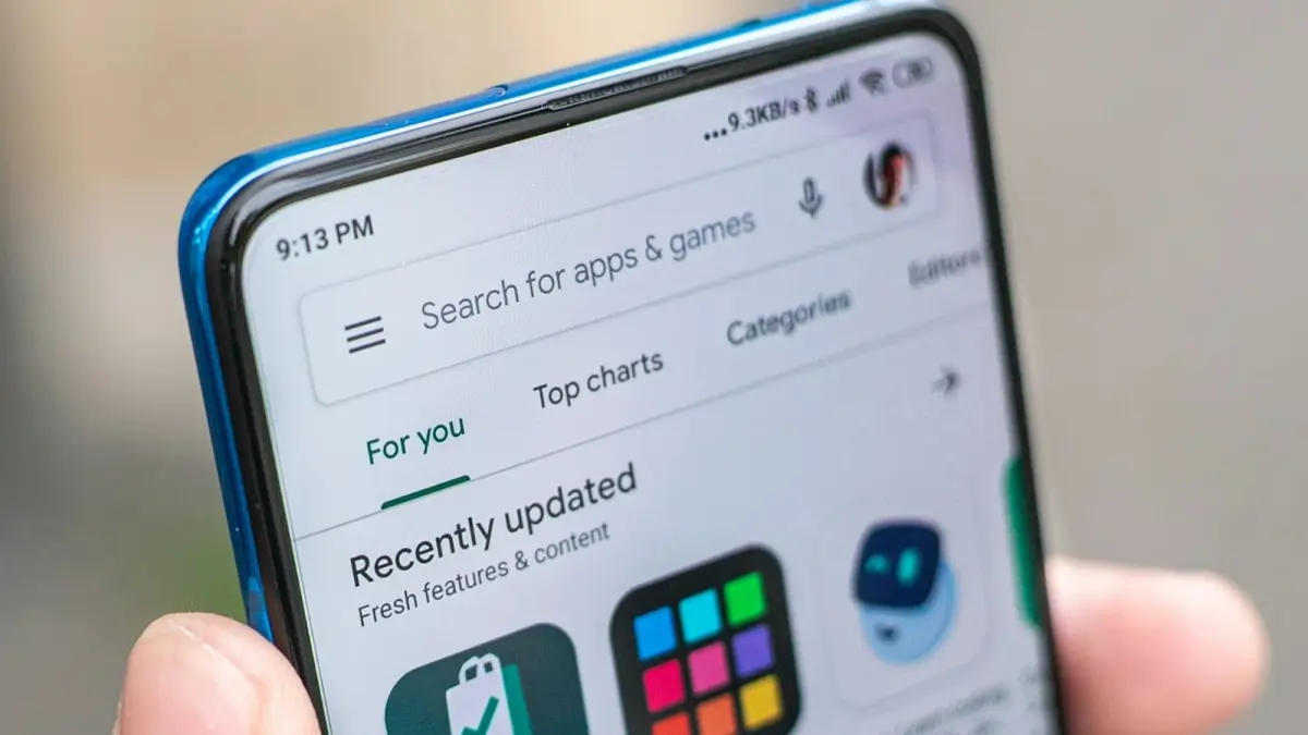 Cari aplikasi kini semudah mengobrol. Google menghadirkan integrasi Gemini dengan Play Store, memungkinkan pengguna Android menemukan hingga menginstal aplikasi hanya melalui perintah chat. (Mika Baumeister/Unsplash)