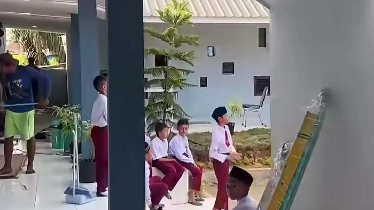 Dari gerakan donasi warganet menjadi sekolah sungguhan. Sekolah Malaka yang diinisiasi Ferry Irwandi kini resmi beroperasi dan mulai memberikan pendidikan gratis di Aceh Tamiang. (Sumber: Instagram @infipop.id)