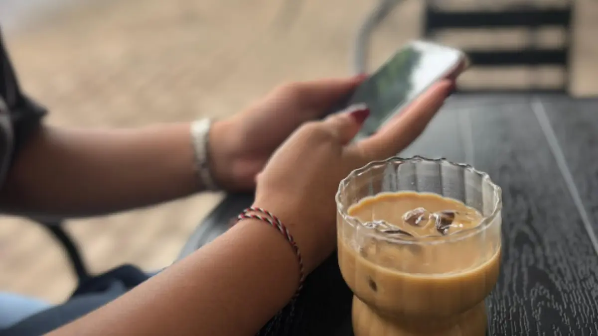 Dulu dianggap kesepian, sekarang justru jadi tren. Semakin banyak Gen Z memilih ngopi sendiri, menonton bioskop sendirian, hingga solo date sebagai cara menjaga kesehatan mental. Apa yang membuat me time kini menjadi kebutuhan? (ilustrasi)